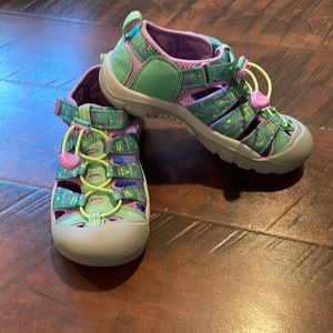 Size 3 girls Keen Newport H2 sandals